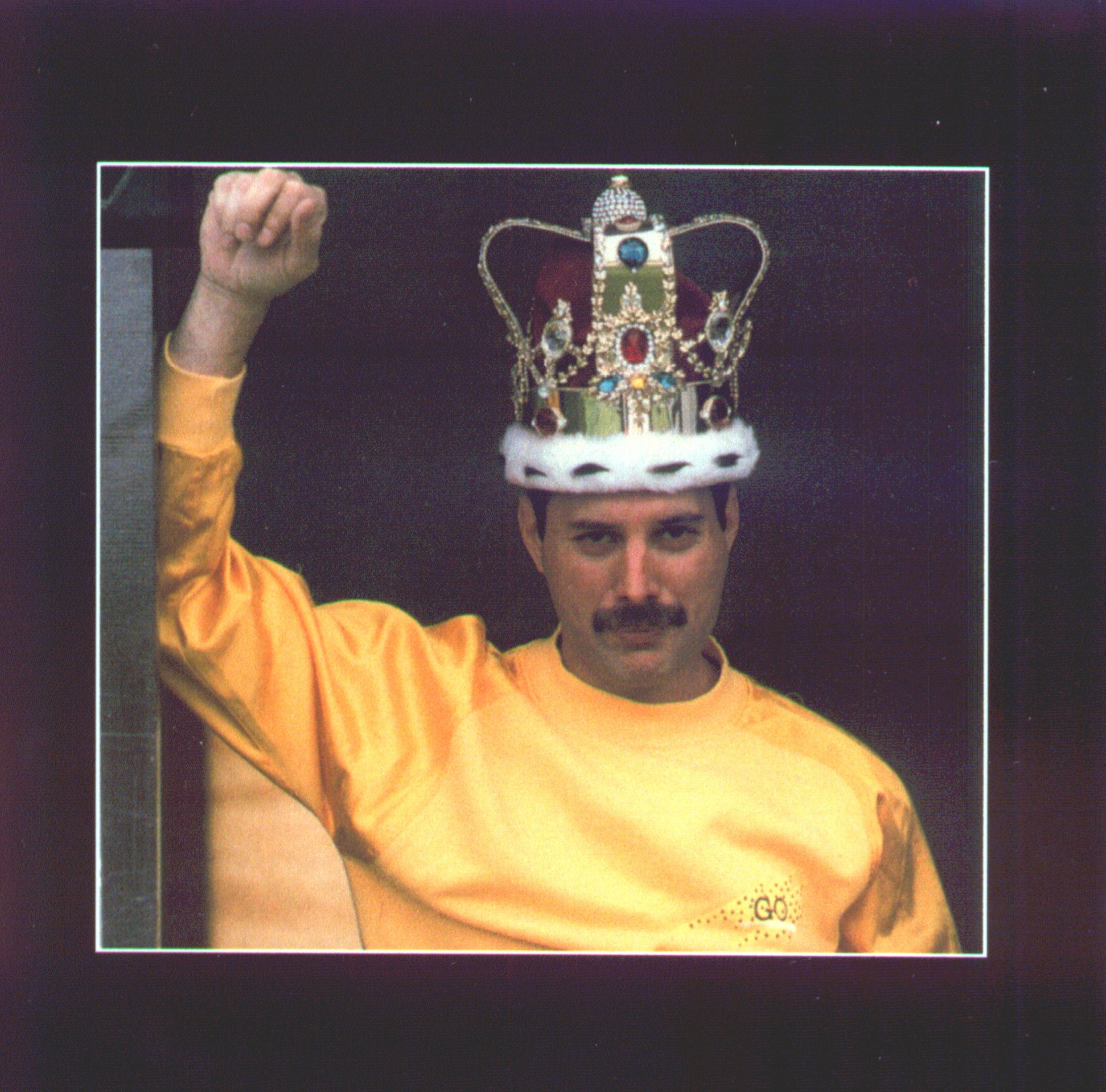 Queen1986-06-14ParisFrance (1).jpg